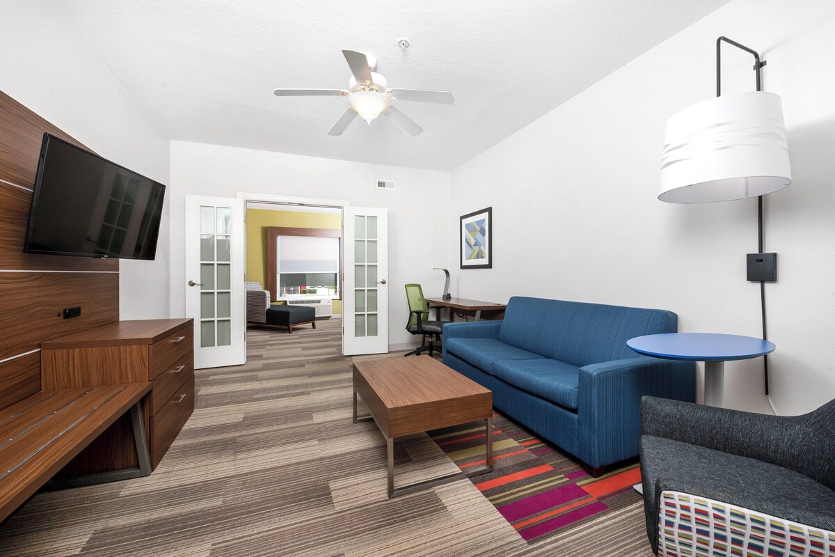Deluxe Suite, 1 King Bed, Non Smoking | Room amenity