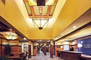 Lobby - Holiday Inn Express Hotel & Suites Springfield (Springfield)