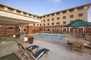 Outdoor pool - Holiday Inn Express Hotel & Suites Springfield (Springfield)