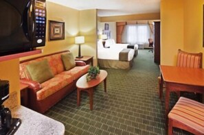 Ropa de cama de alta calidad y caja de seguridad en la habitación 