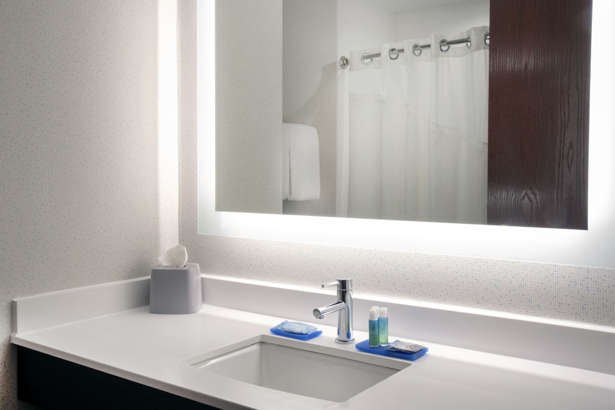 combined shower/bathtub, free toiletries, hair dryer, towels