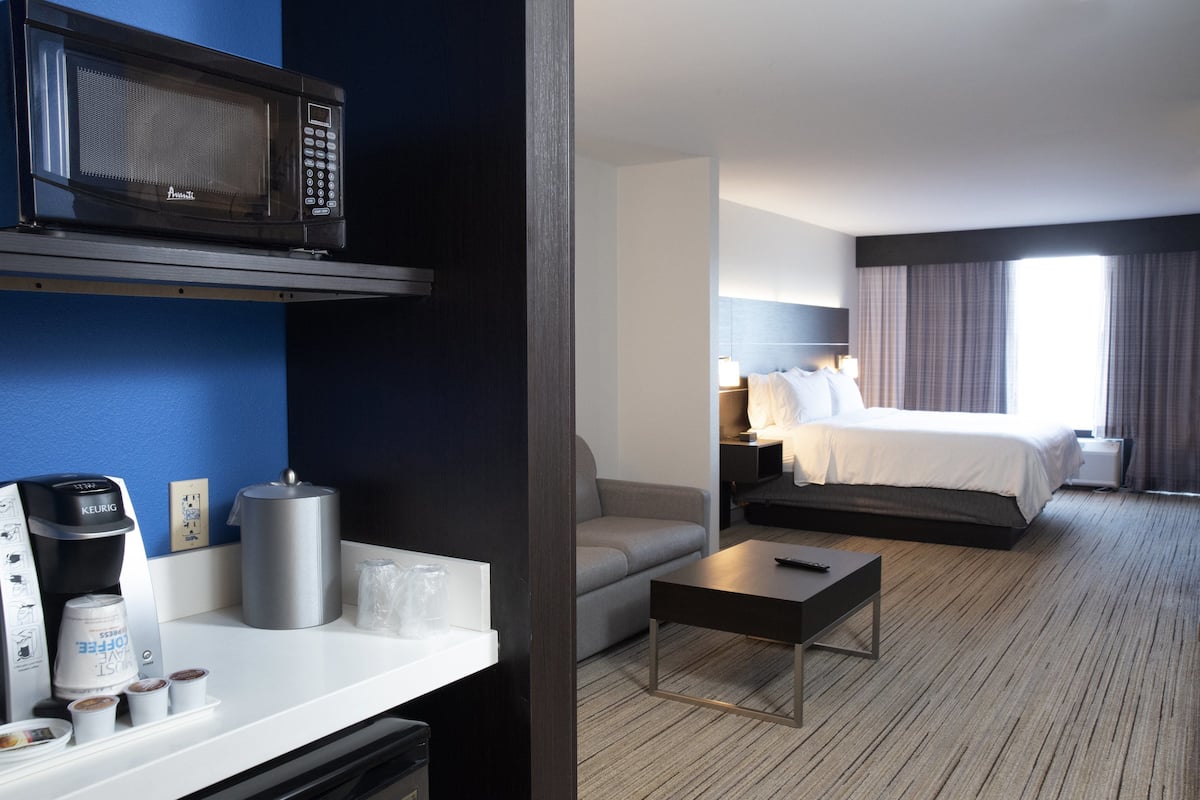 suite, multiple beds | 1 bedroom, premium bedding, desk, iron/ironing board