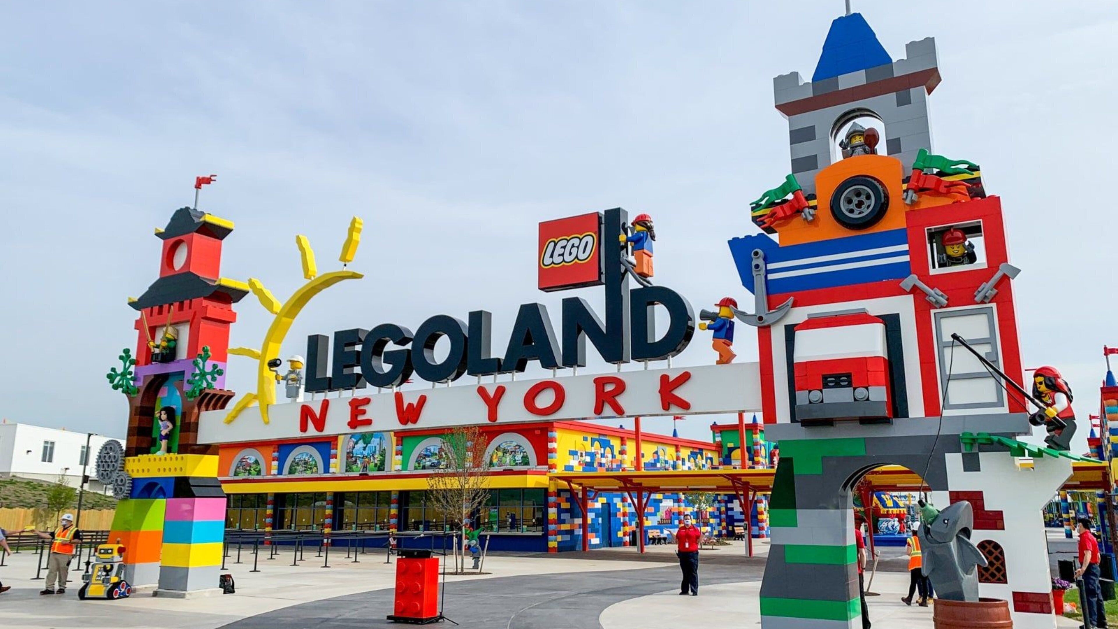 Un edificio con temática LEGO y un cartel que dice "LEGOLAND NUEVA YORK".