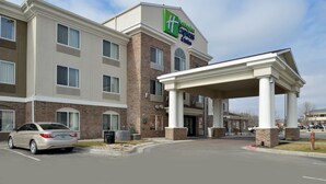Un bâtiment de la chaîne Holiday Inn Express, avec une façade en briques et une entrée abritée.