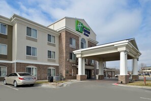 Un bâtiment de la chaîne Holiday Inn Express, avec une façade en briques et une entrée abritée.