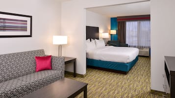 Safe på rommet, skrivebord, blendingsgardiner og strykejern/-brett