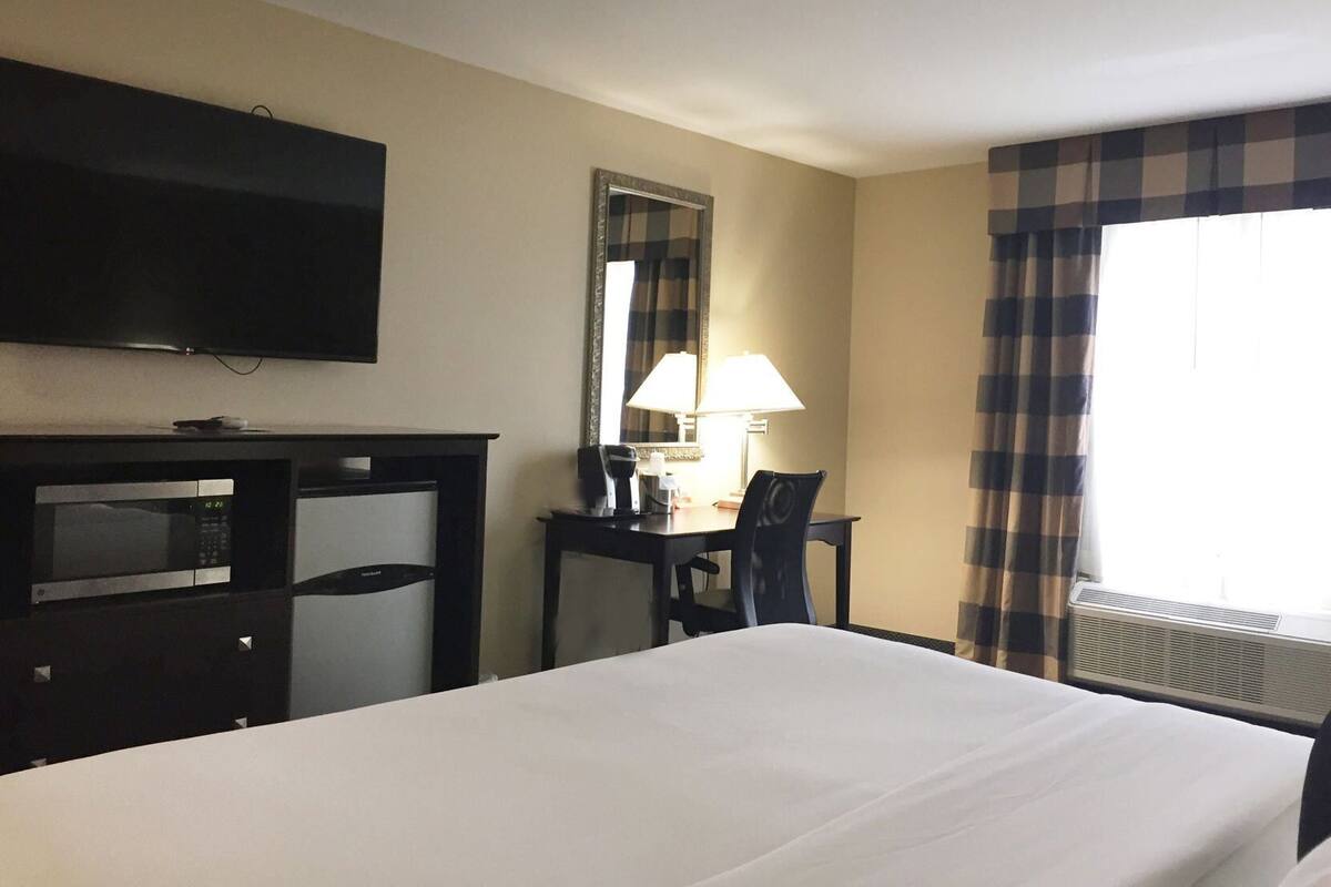 In-room safe, desk, laptop workspace, iron/ironing board