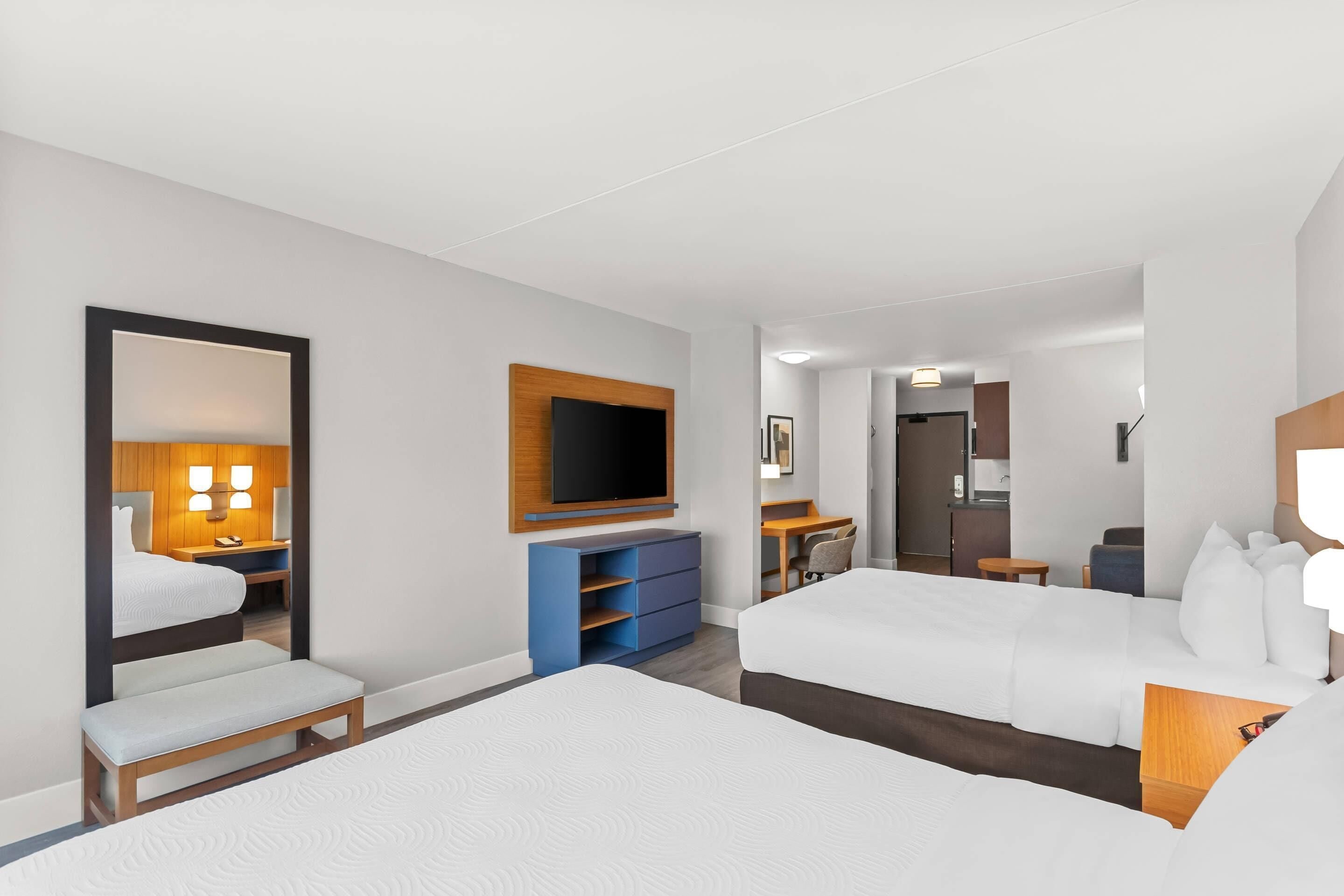 suite, 1 bedroom, non smoking | 1 bedroom, in-room safe, desk, laptop workspace