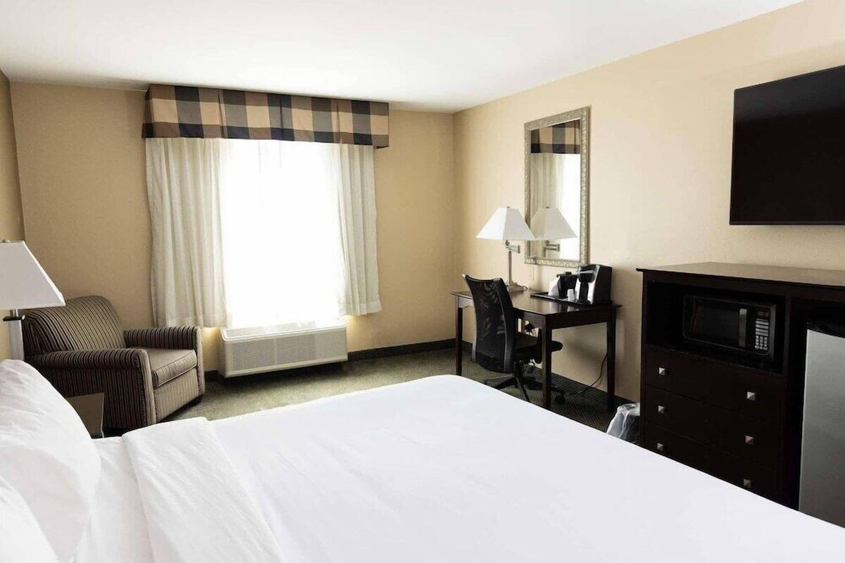 In-room safe, desk, laptop workspace, iron/ironing board