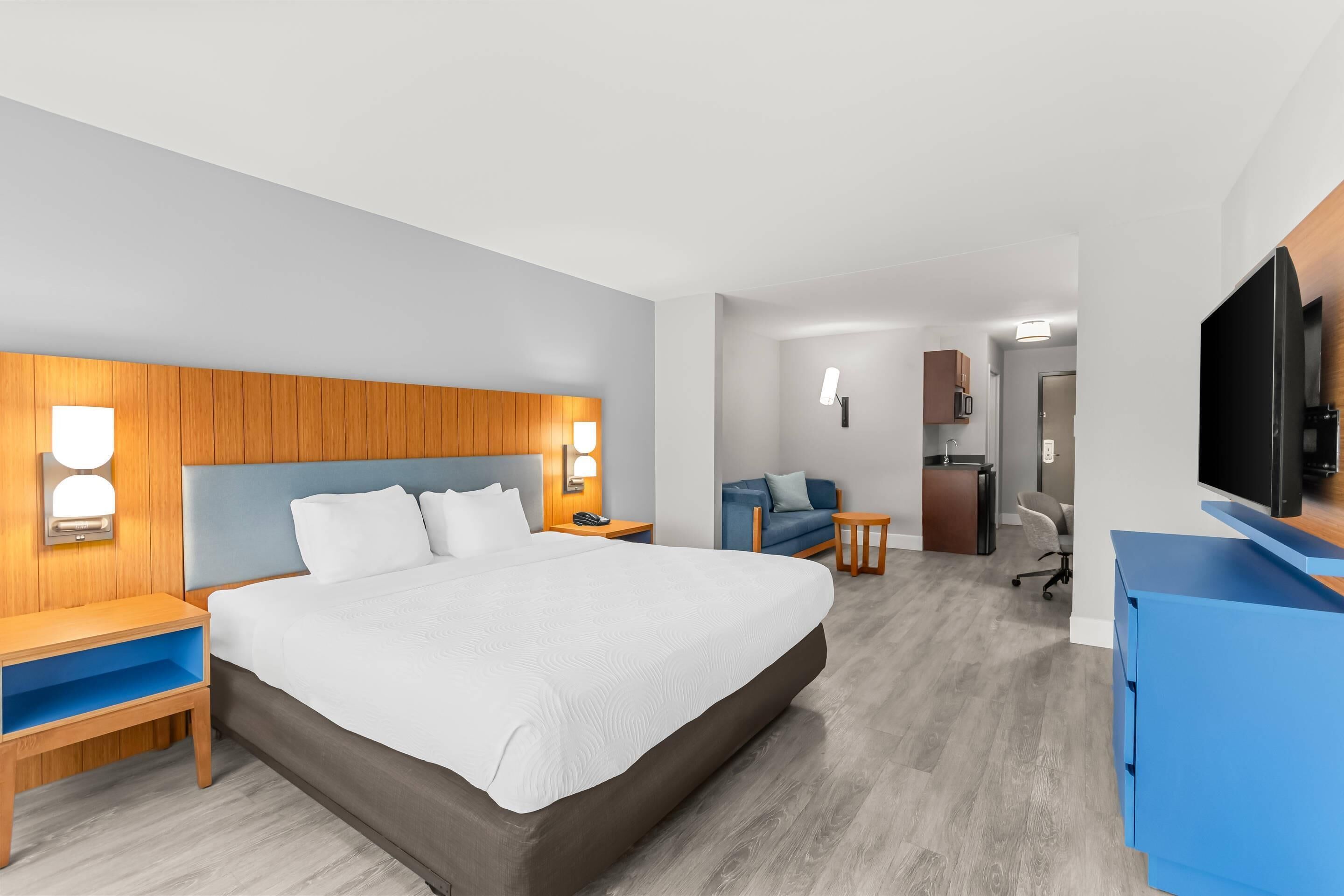 suite, 1 bedroom, non smoking | 1 bedroom, in-room safe, desk, laptop workspace