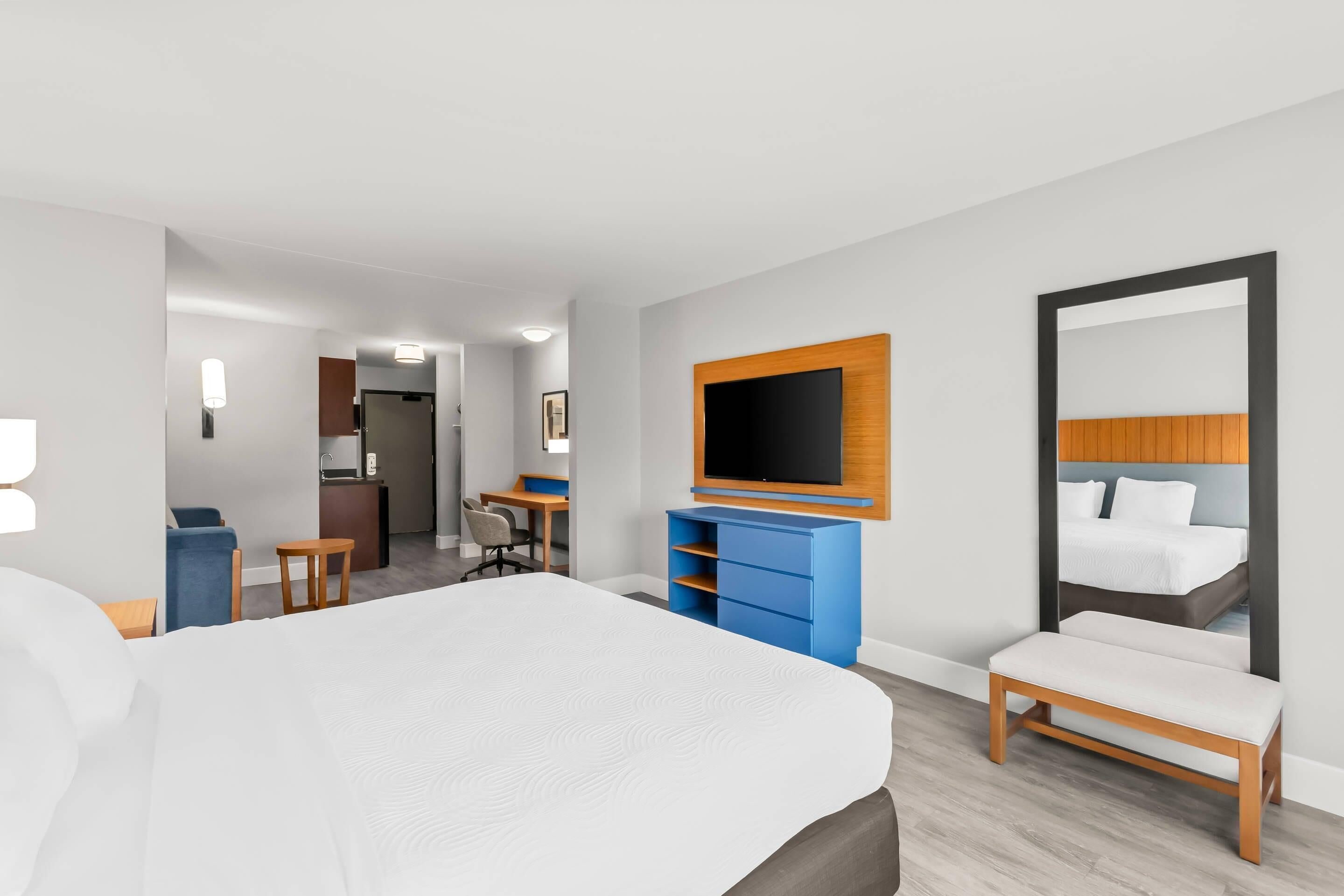 suite, 1 bedroom, non smoking | 1 bedroom, in-room safe, desk, laptop workspace