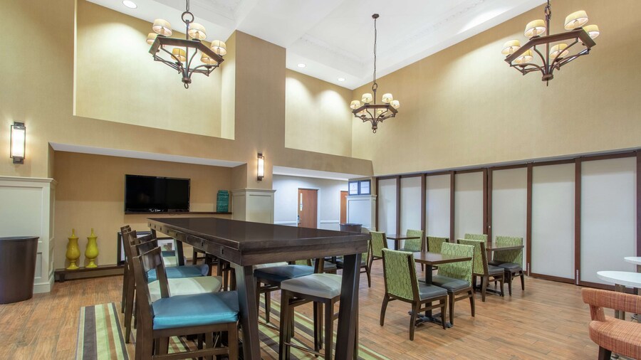 Hampton Inn & Suites Albany Airport