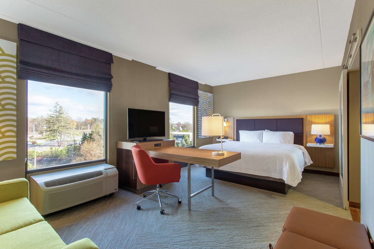 Studio Suite, 1 King Bed, Non Smoking | Memory foam beds, in-room safe, laptop workspace, iron/ironing board