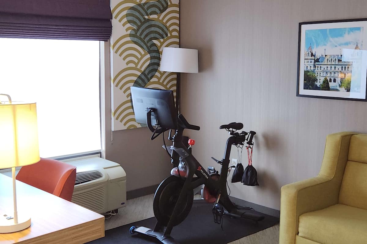 客房, 2 張加大雙人床, 非吸煙房, 雪櫃和微波爐 (Peloton Bike) | 記憶棉床墊、房內夾萬、手提電腦工作空間、熨斗/熨衫板