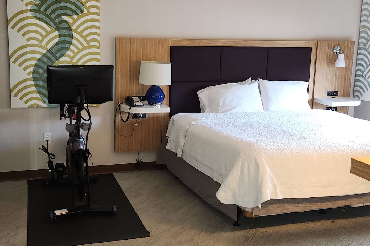 客房, 1 張特大雙人床, 無障礙, 非吸煙房 (Mobility Accessible, Roll-In Shower) | 記憶棉床墊、房內夾萬、手提電腦工作空間、熨斗/熨衫板