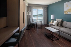 Ylelliset vuodevaatteet, tallelokero huoneessa, työpöytä, pimennysverhot