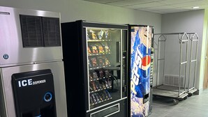 Un'area con distributori automatici, tra cui uno per il ghiaccio e uno per snack refrigerati.