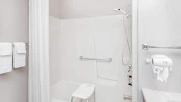 Senior-Einzelzimmer, 1 Queen-Bett, barrierearme Badewanne | Badezimmer | Badewanne, Handtücher