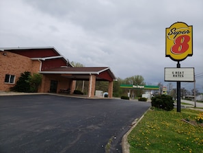 Experience the comfort of this motel with a convenient parking area and nearby amenities.