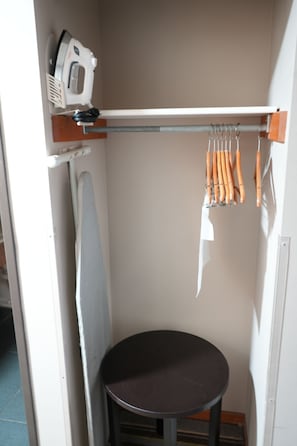 1 chambre, literie de qualité, lit avec matelas à plateau-coussin