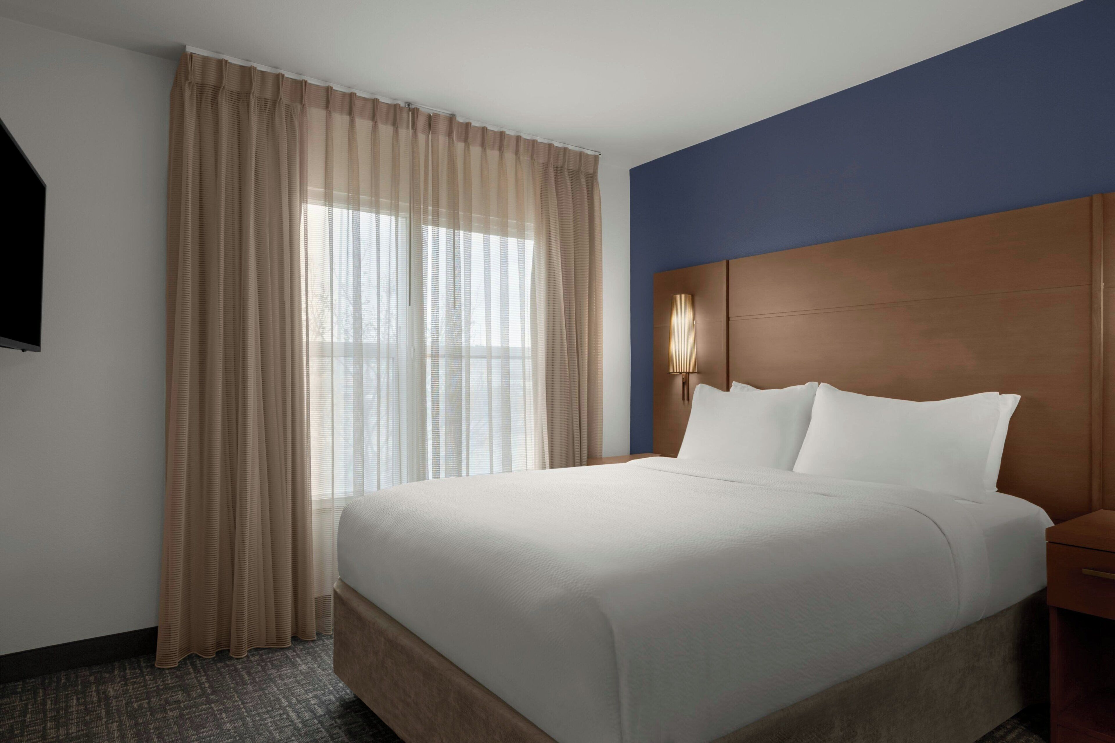 Peralatan tempat tidur premium, meja, seterika/papan seterika 