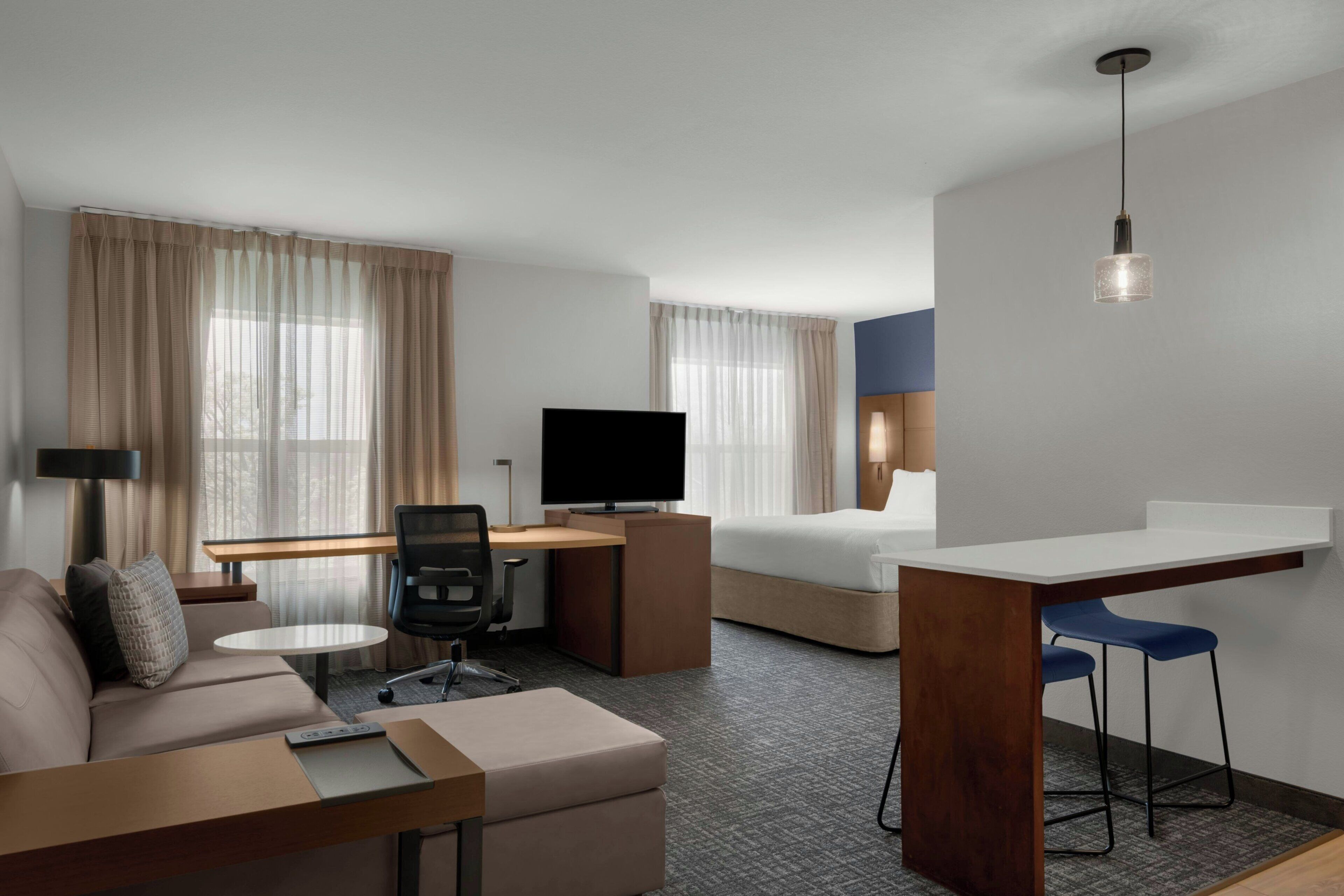 開放式客房, 1 張特大雙人床和 1 張沙發床 | 起居區 | 電視