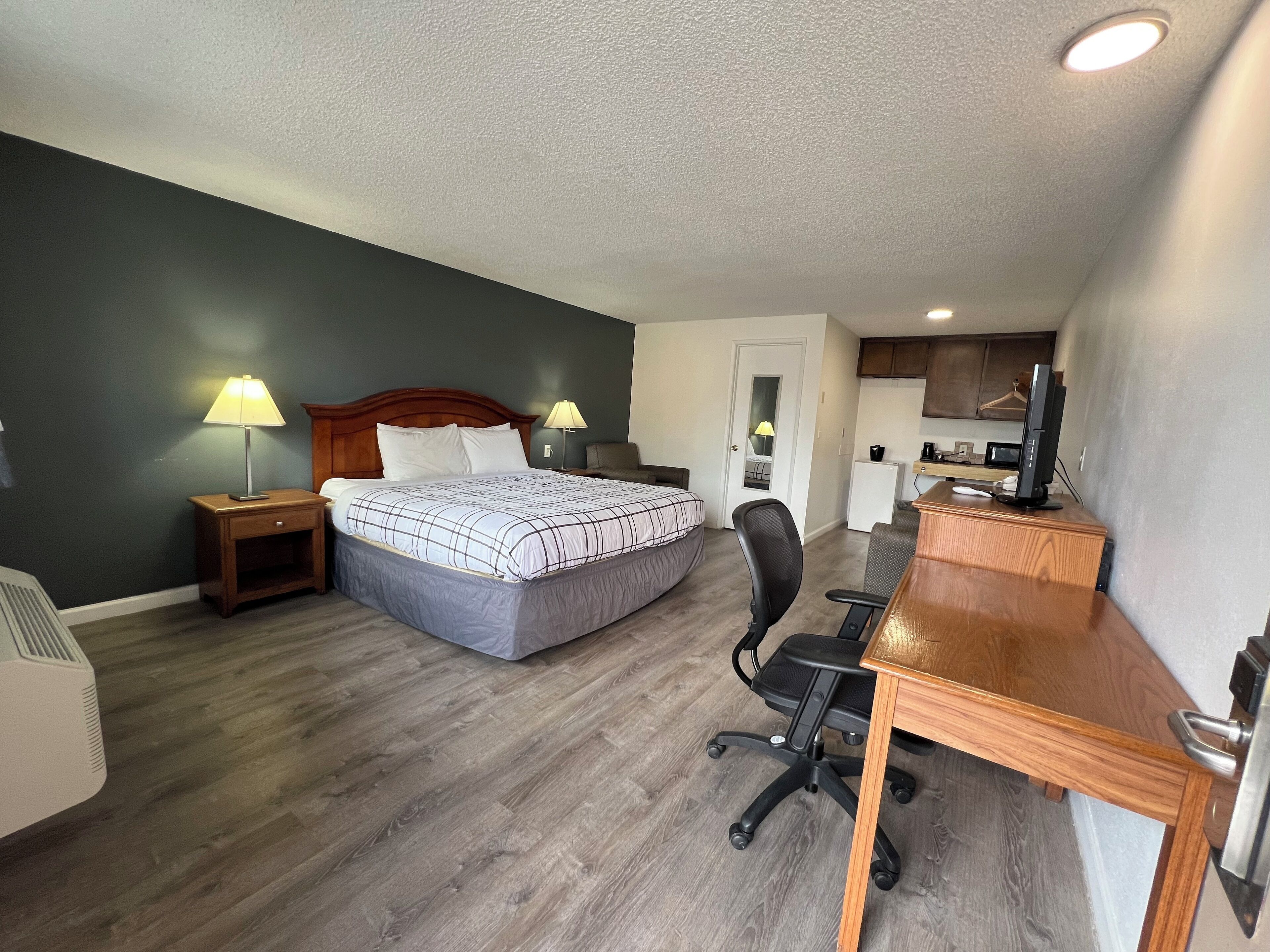 高級寢具、記憶棉床墊、書桌、免費 Wi-Fi