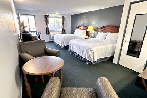 Standard Room - 2 Queen Beds, Not Pet Friendly | Literie de qualité, lit avec matelas en mousse à mémoire, bureau