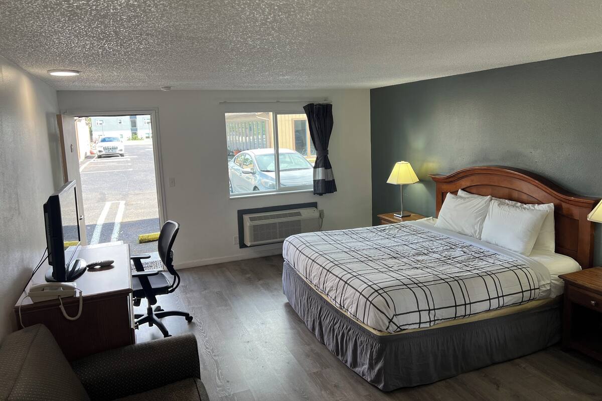 Standard Single Room, 1 King Bed | Premium bedding, memory foam beds, desk, WiFi (free)