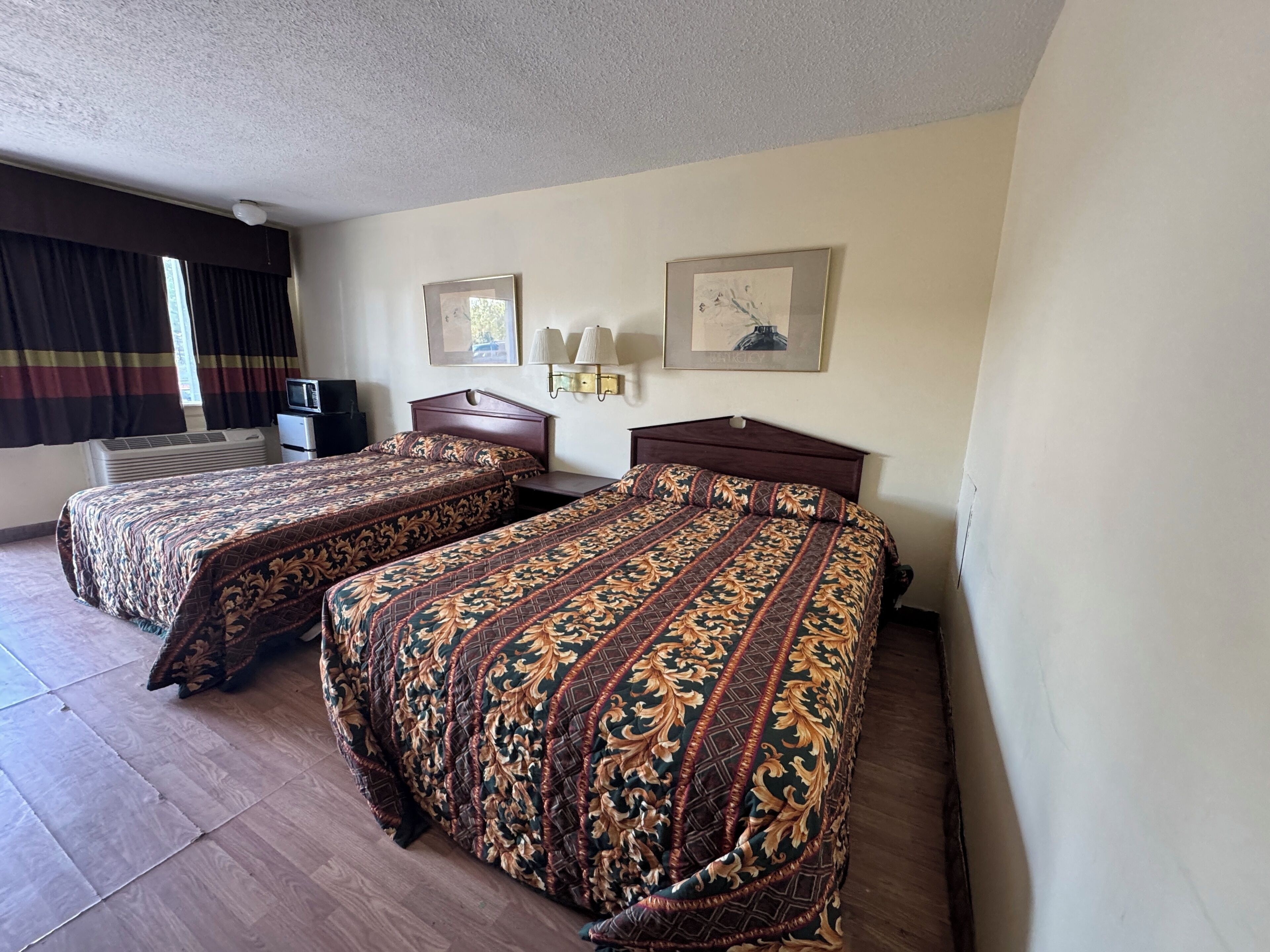 Huone, tupakointi kielletty (2 Full Beds) | Työpöytä, silitysrauta/-lauta, ilmainen Wi-Fi, vuodevaatteet