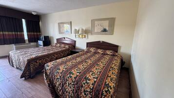 Quarto, para não fumantes (2 Full Beds) | Escrivaninha, ferros/tábuas de passar roupa, Wi-Fi de cortesia