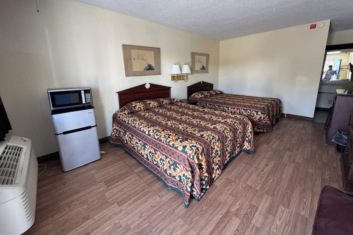 Habitación, 2 camas matrimoniales, para no fumadores | Escritorio, tabla de planchar con plancha, wifi gratis y ropa de cama
