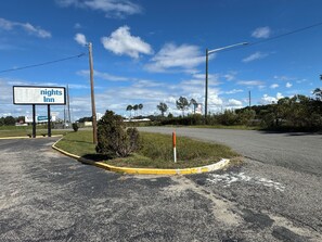 مواقف سيارات مجانية