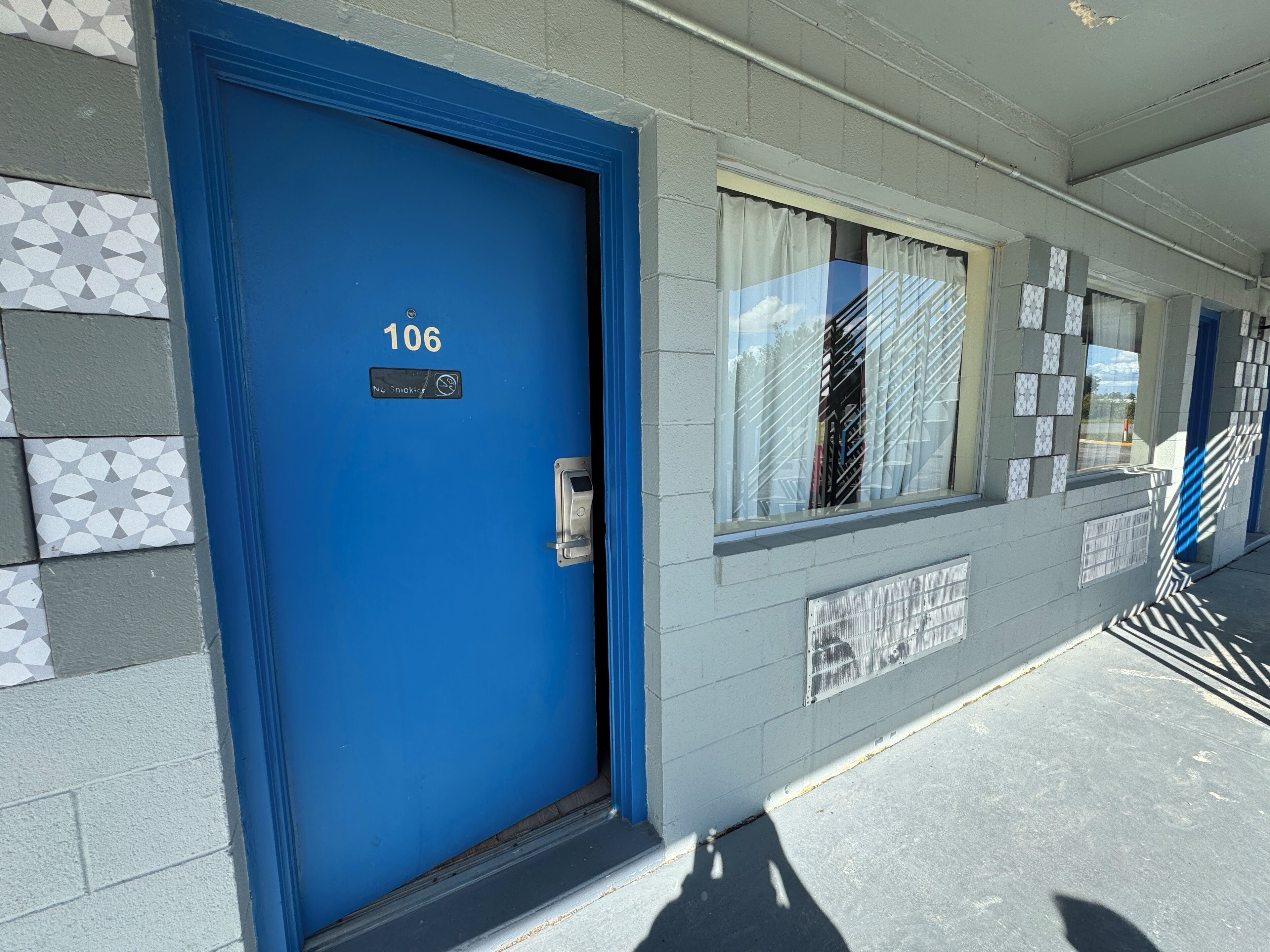 デスク、アイロン / アイロン台、WiFi (無料)、ベッドシーツ