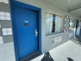 办公桌、熨斗/熨板、免费 WiFi、床单