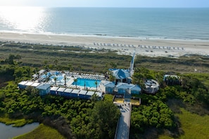 Piscine couverte, 2 piscines extérieures, tentes de plage