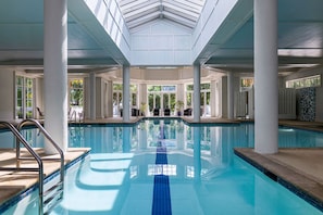 Piscine couverte, 2 piscines extérieures, tentes de plage