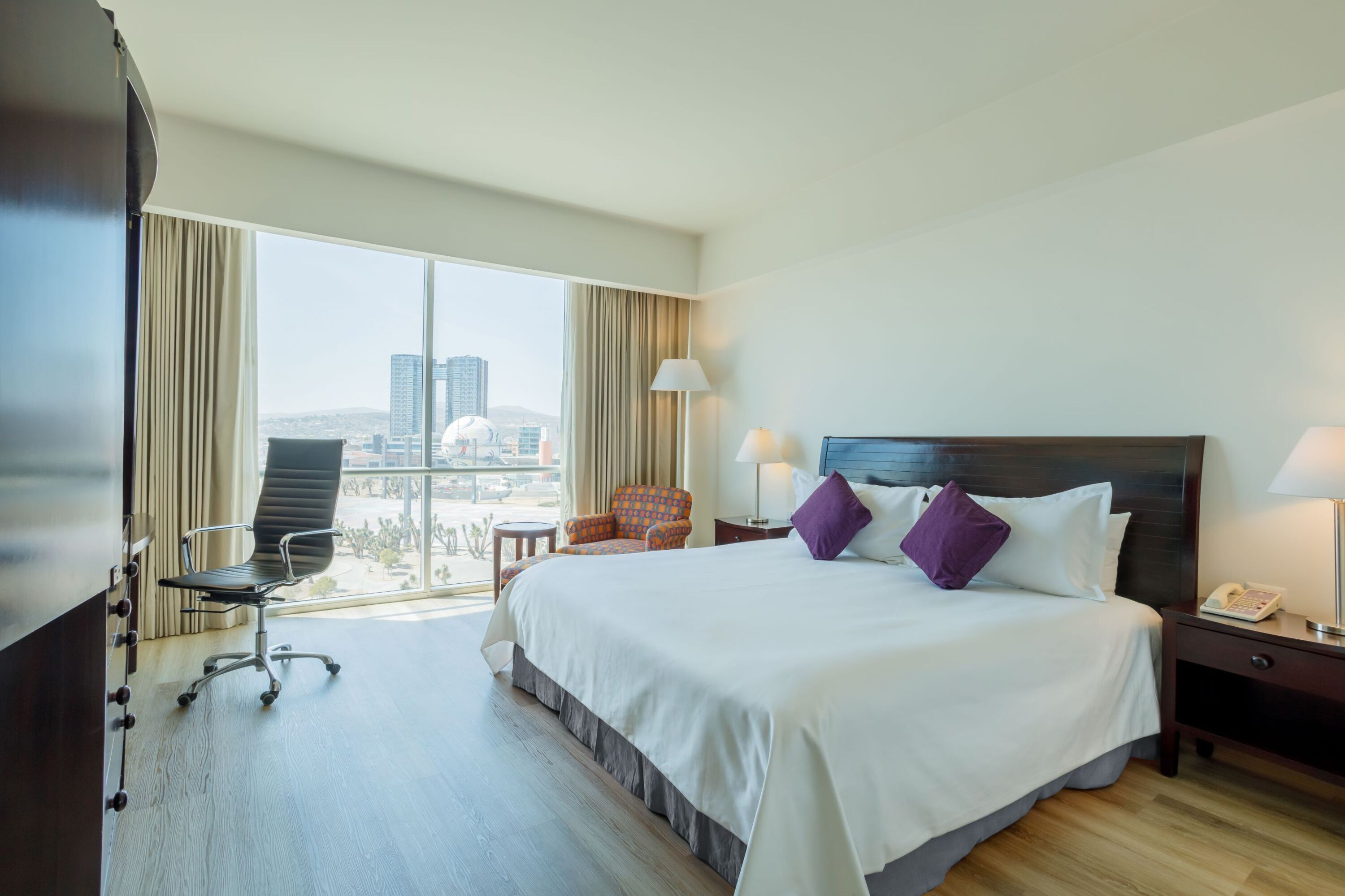 Deluxe King | Edredón, caja de seguridad en la habitación y escritorio 