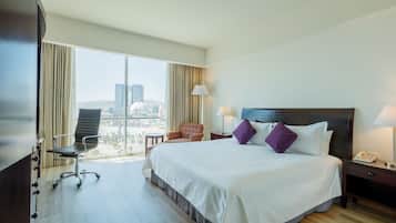 Deluxe King | Edredón, caja de seguridad en la habitación y escritorio