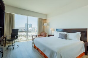 Camino Real Club King with American Breakfast for 2 Adults | Down comforters, in-room safe, desk, laptop workspace - Camino Real Pachuca (Pachuca)