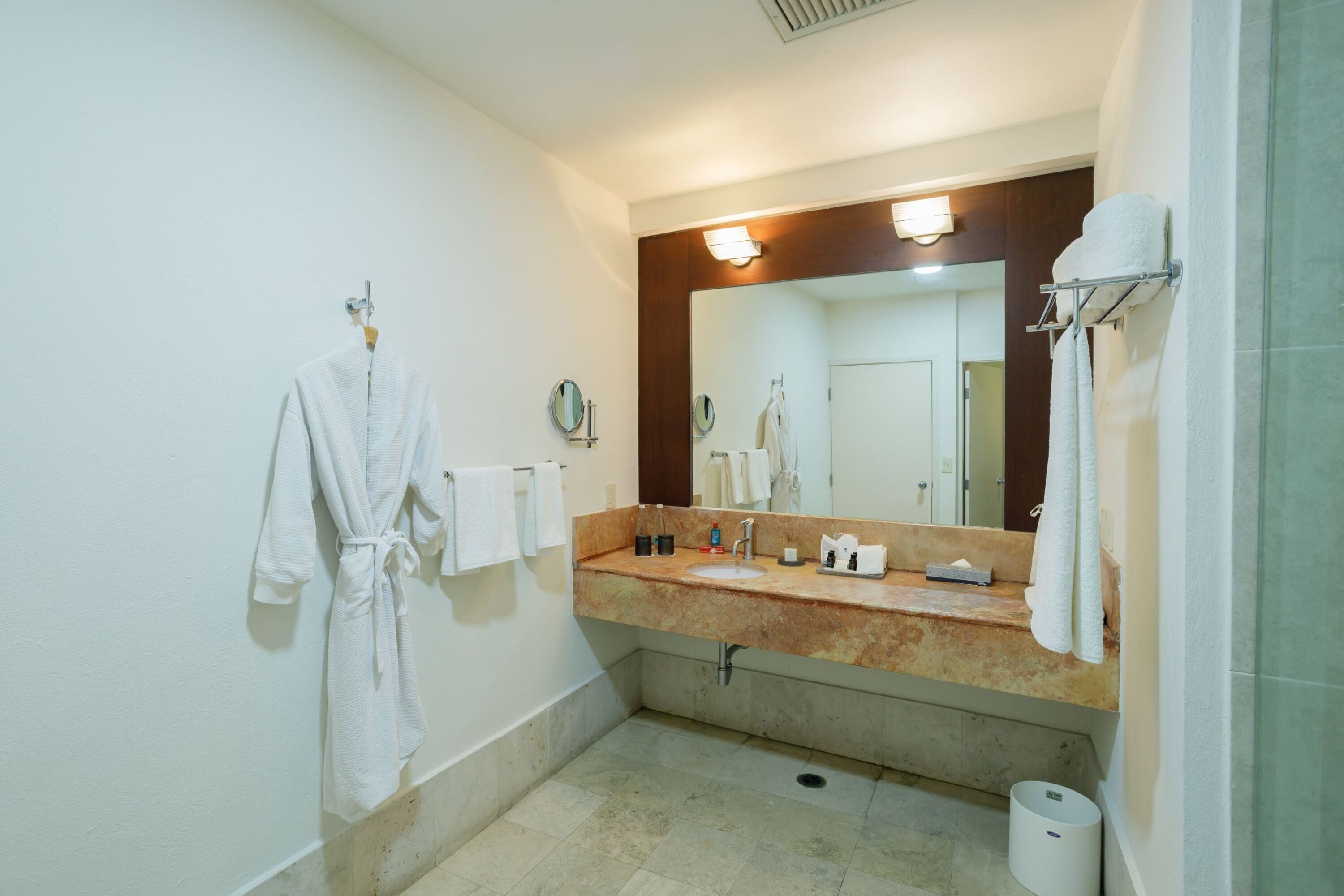 junior suite | bathroom | combined shower/bathtub, rainfall showerhead, eco-friendly toiletries