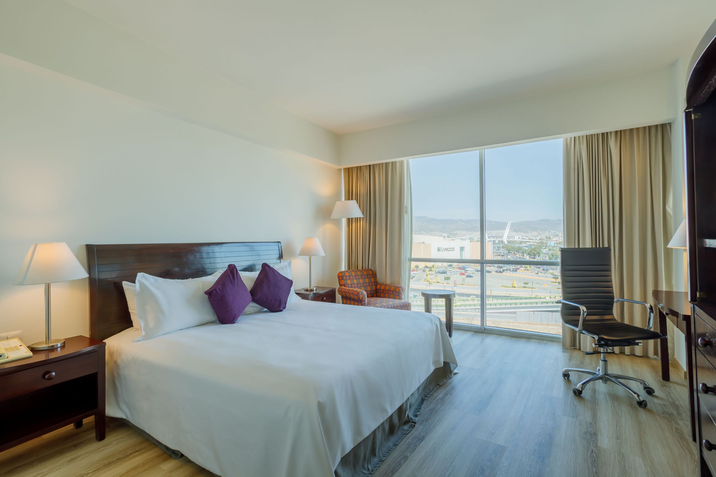 Cubrecamas, caja de seguridad en la habitación y escritorio 