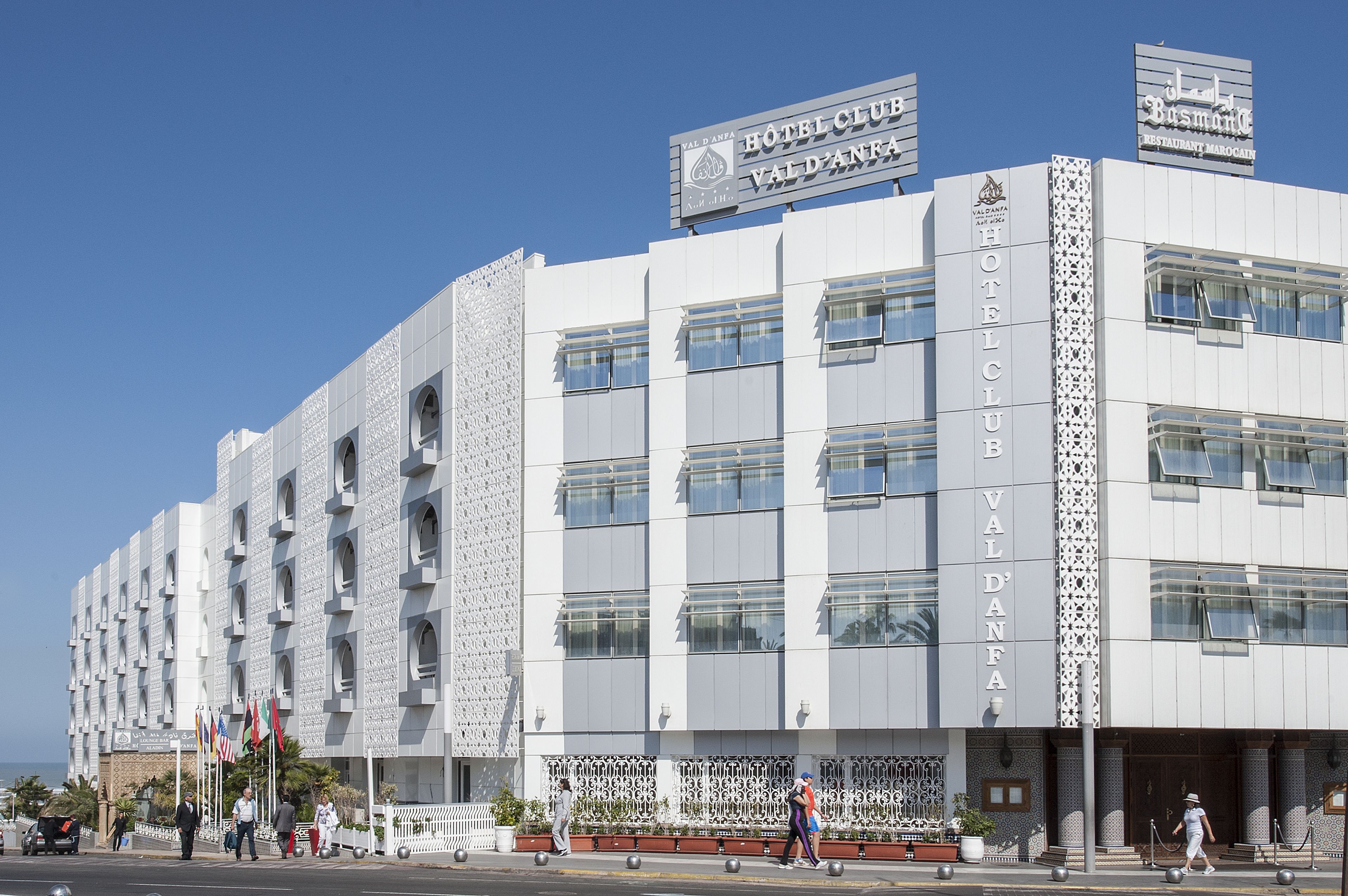 Un hotel moderno con un letrero destacado que dice "HOTEL CLUB VAL D'ANFA".