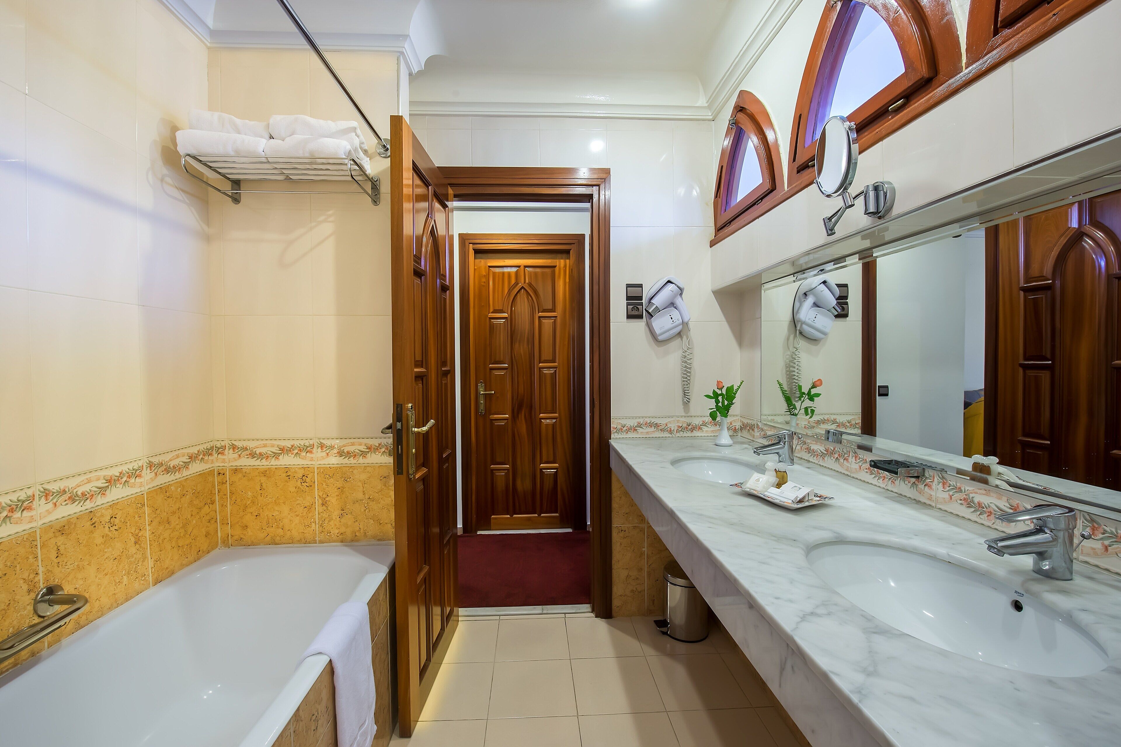 combined shower/bathtub, free toiletries, hair dryer, bidet