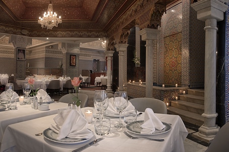 2 restaurantes; se sirve desayuno, almuerzo y cena; cocina marroquí