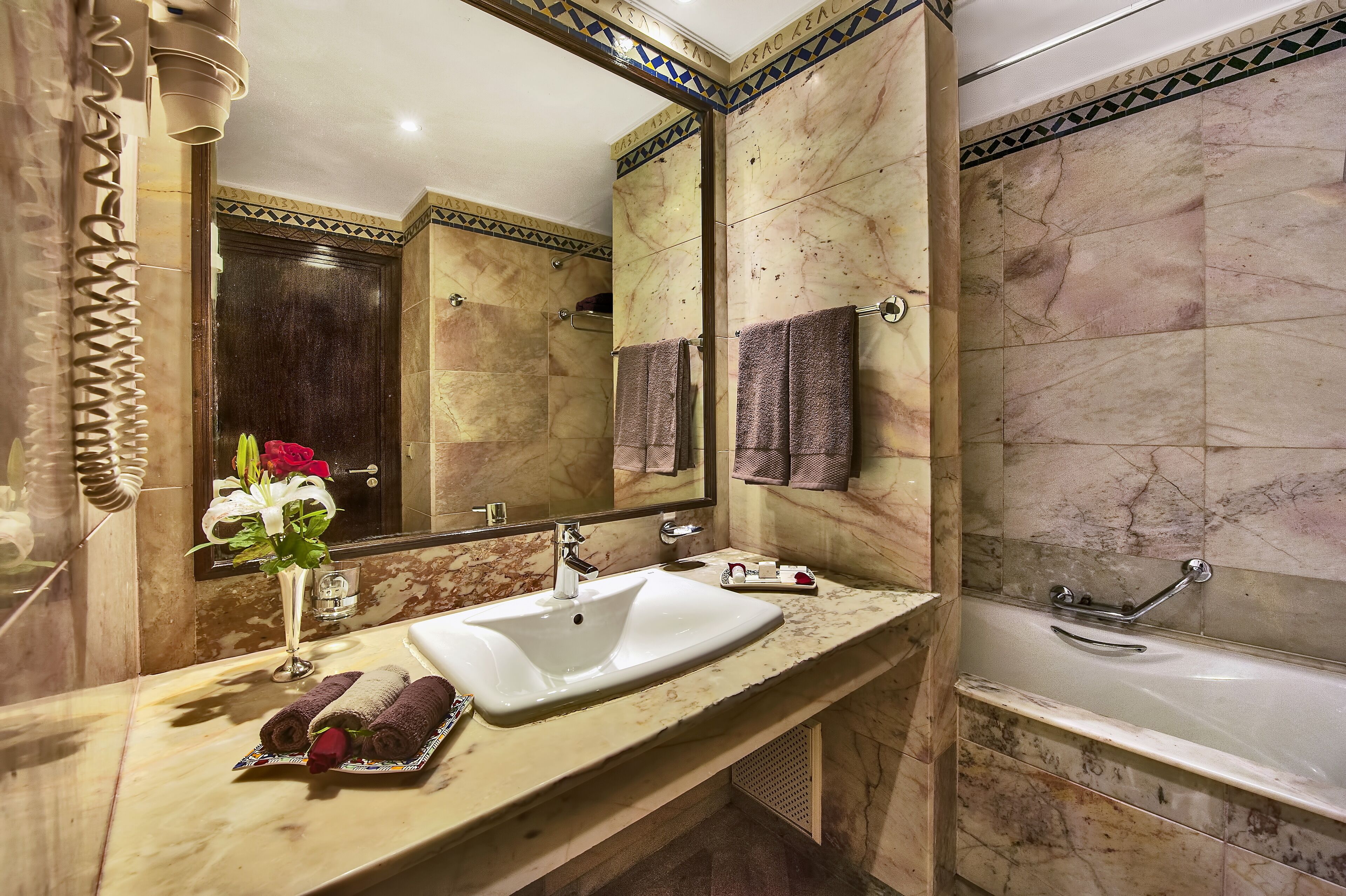 combined shower/bathtub, free toiletries, hair dryer, bidet