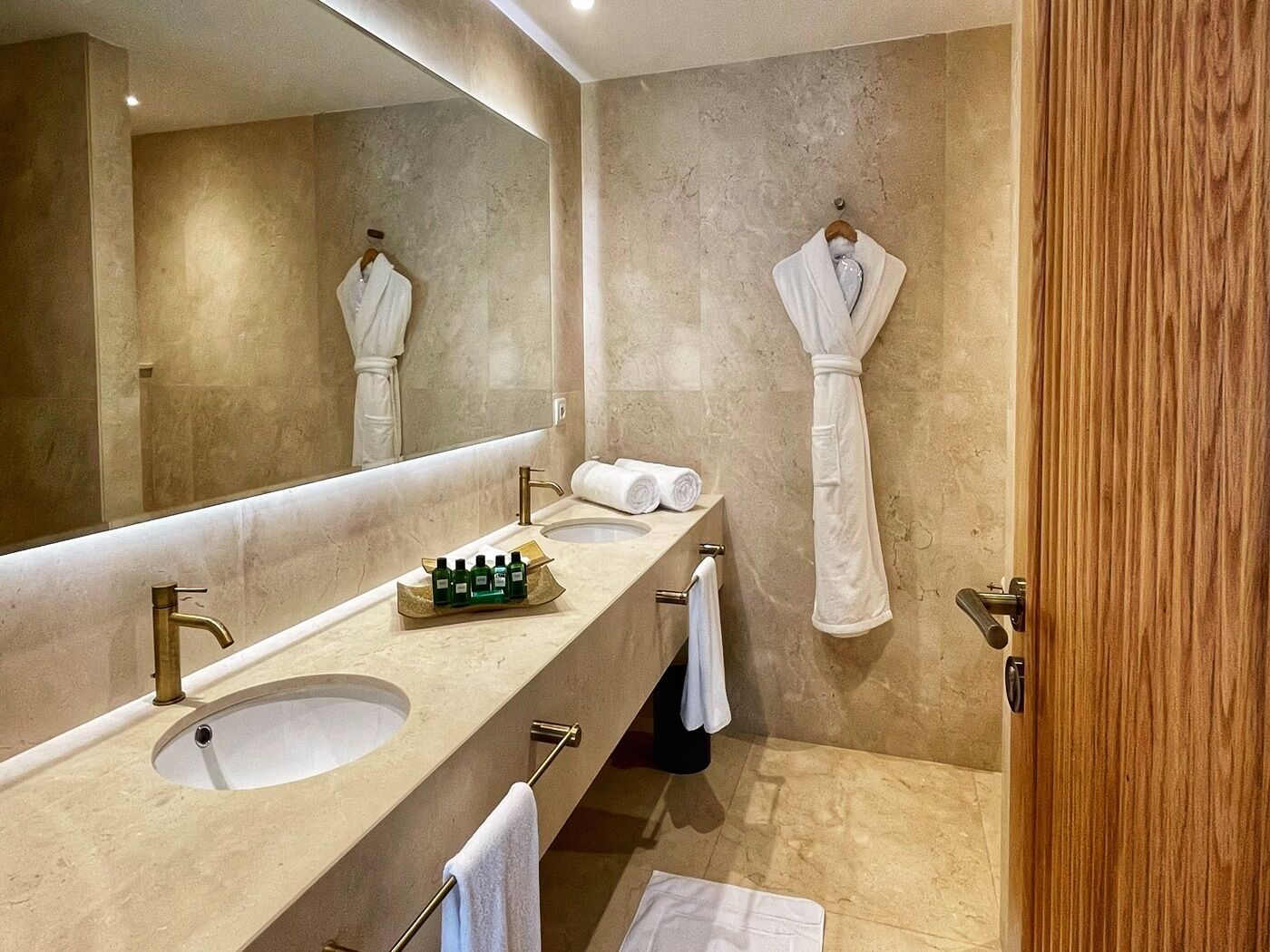 Suite (Blue Ocean) | Bathroom | Combined shower/tub, free toiletries, hair dryer, bidet
