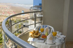 Sengetøy av topp kvalitet, minibar, safe på rommet og skrivebord