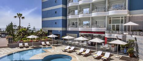 Ulkouima-allas, aurinkovarjoja, aurinkotuoleja