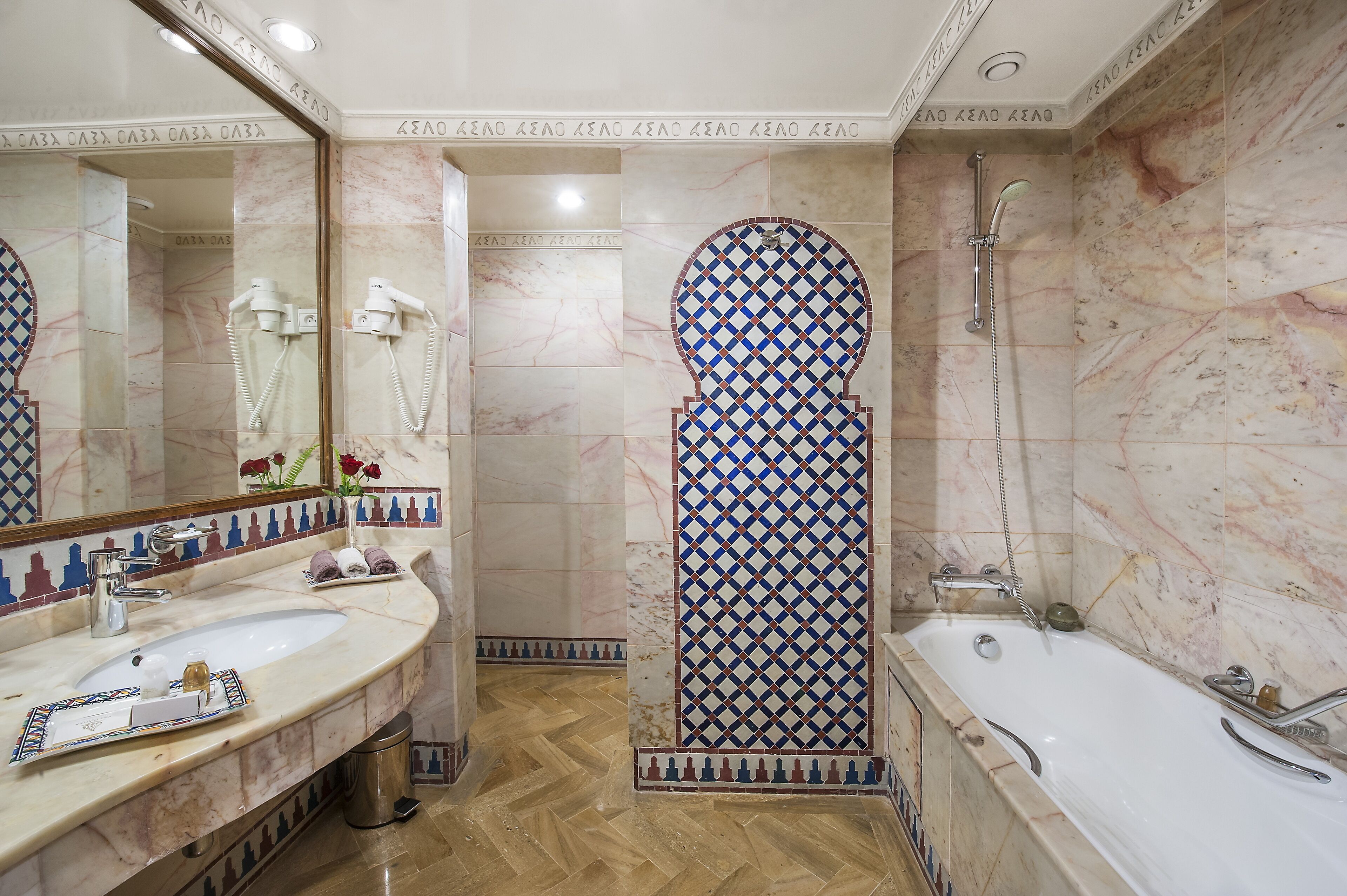 combined shower/bathtub, free toiletries, hair dryer, bidet